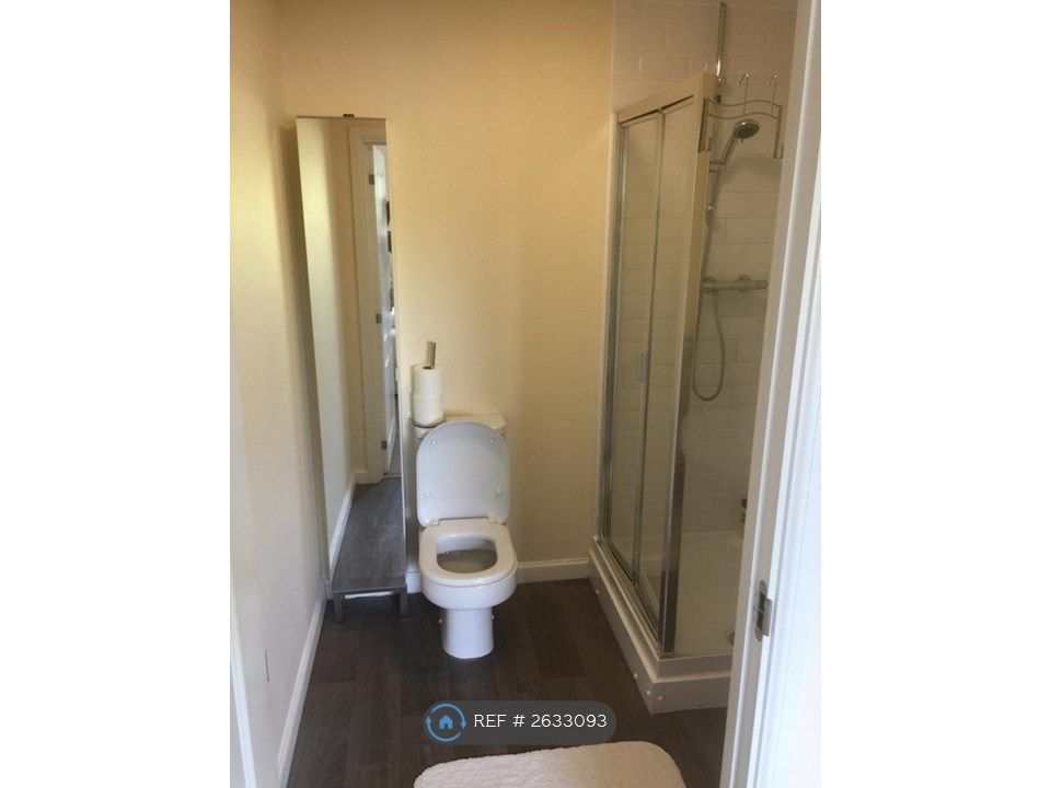 Property photo 3 of 18 Showeroom