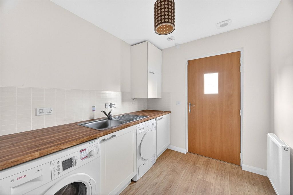 Property photo 3 of 29 Queens Crescent