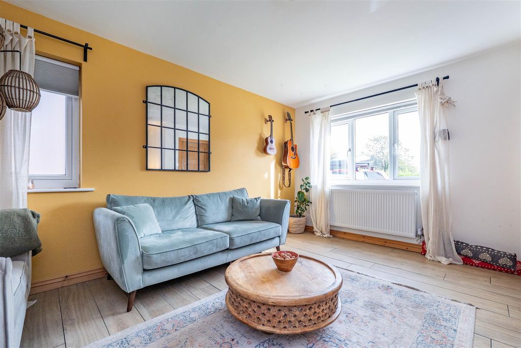 Property photo 2 of 26 Lounge