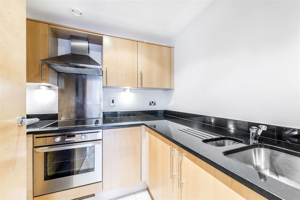 Property photo 2 of 9 Kitchen