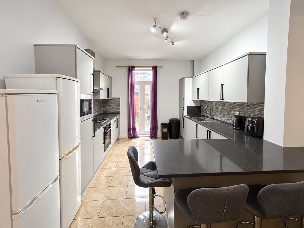 Property photo 3 of 14 Kitchen