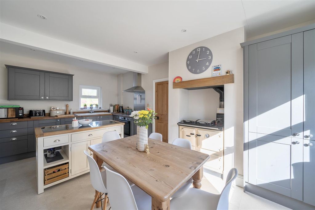 Property photo 3 of 31 Kitchen/Breakfast Room