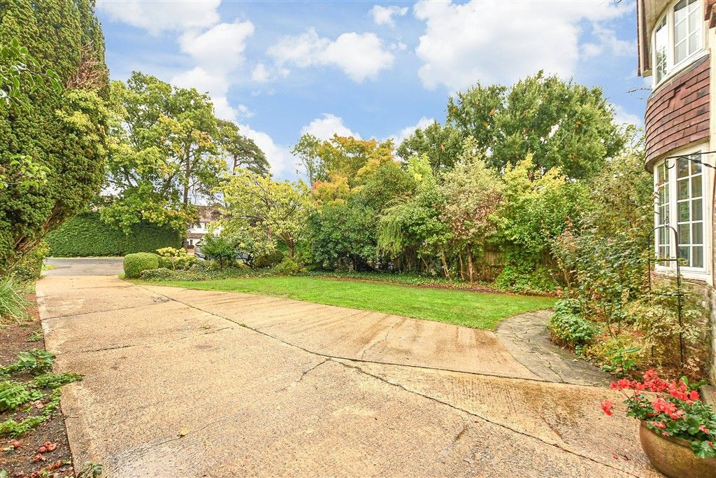 Property photo 2 of 20 Driveway/Parking