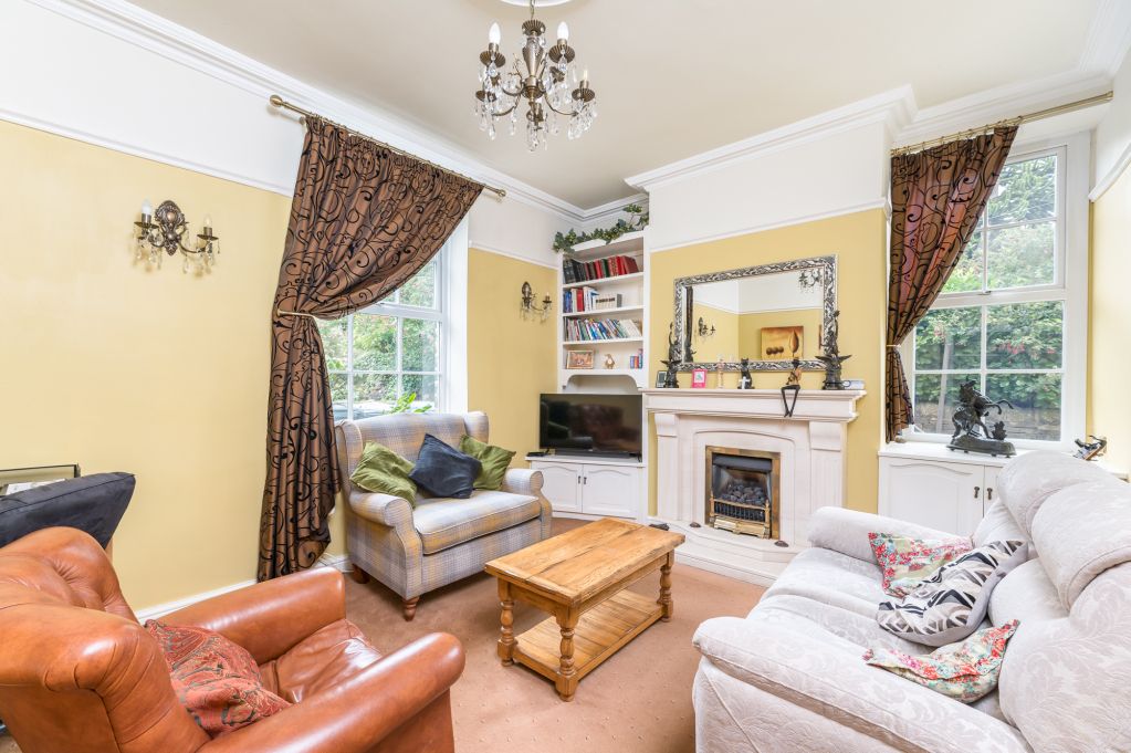 Property photo 3 of 39 Lounge