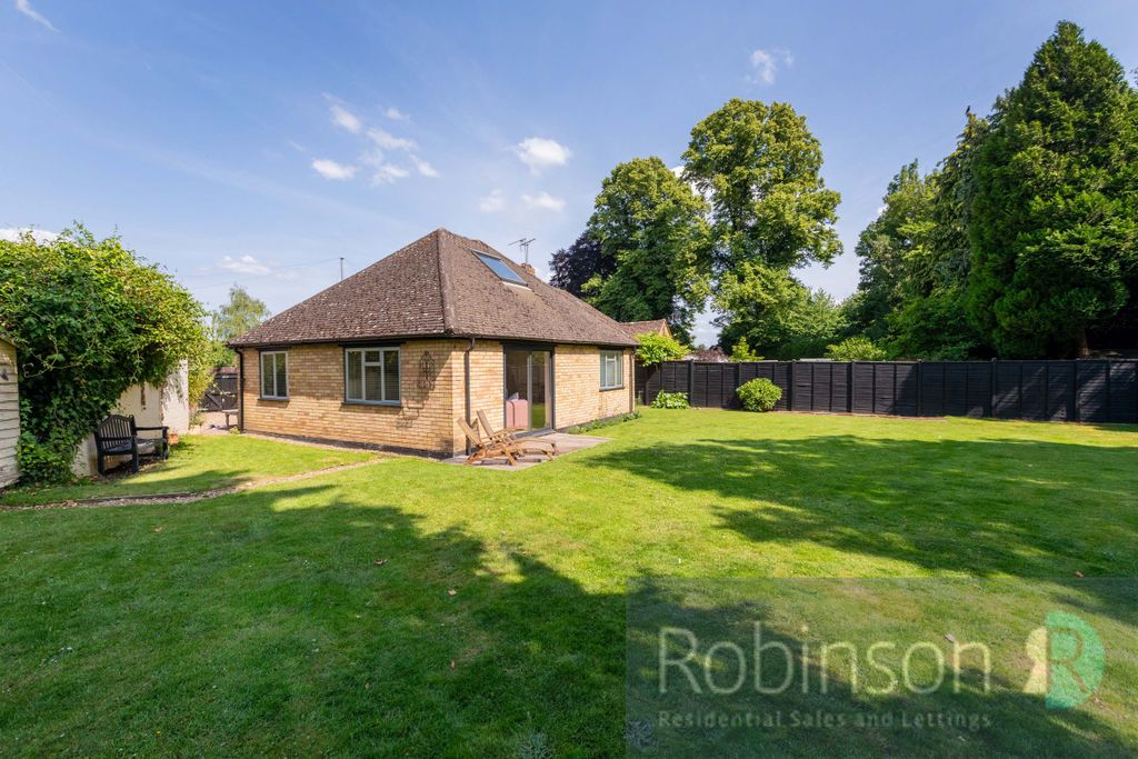 Property photo 3 of 16 8 Silver Close-3