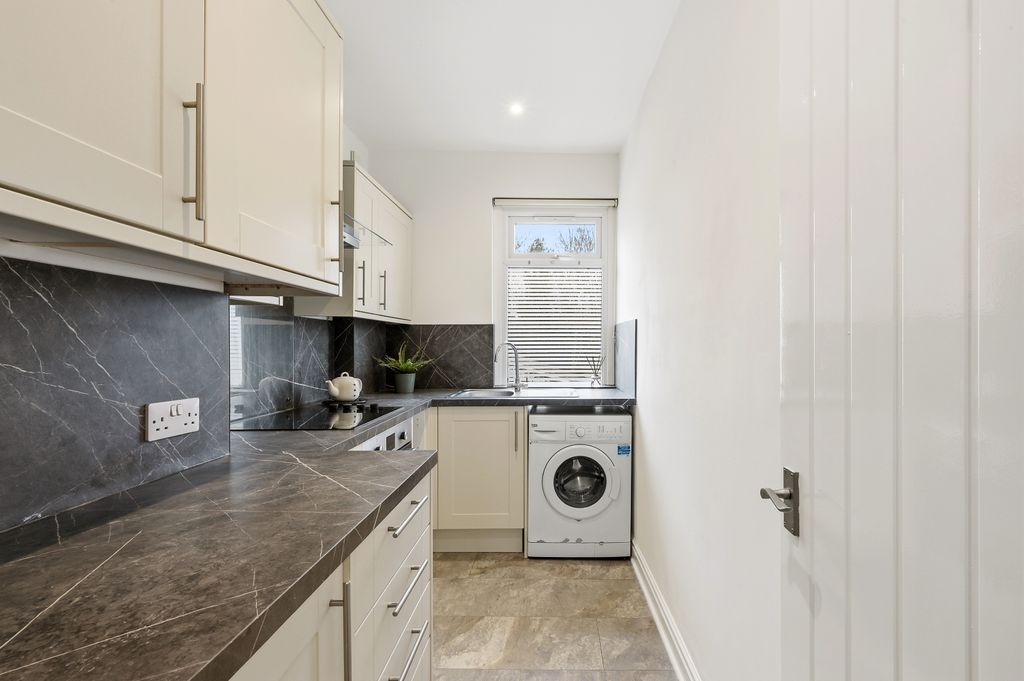 Property photo 3 of 8 Picture No. 14