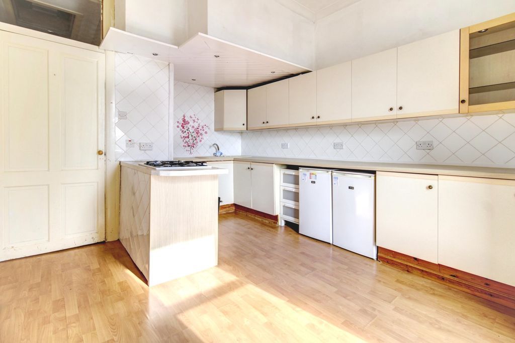 Property photo 3 of 10 Kitchen