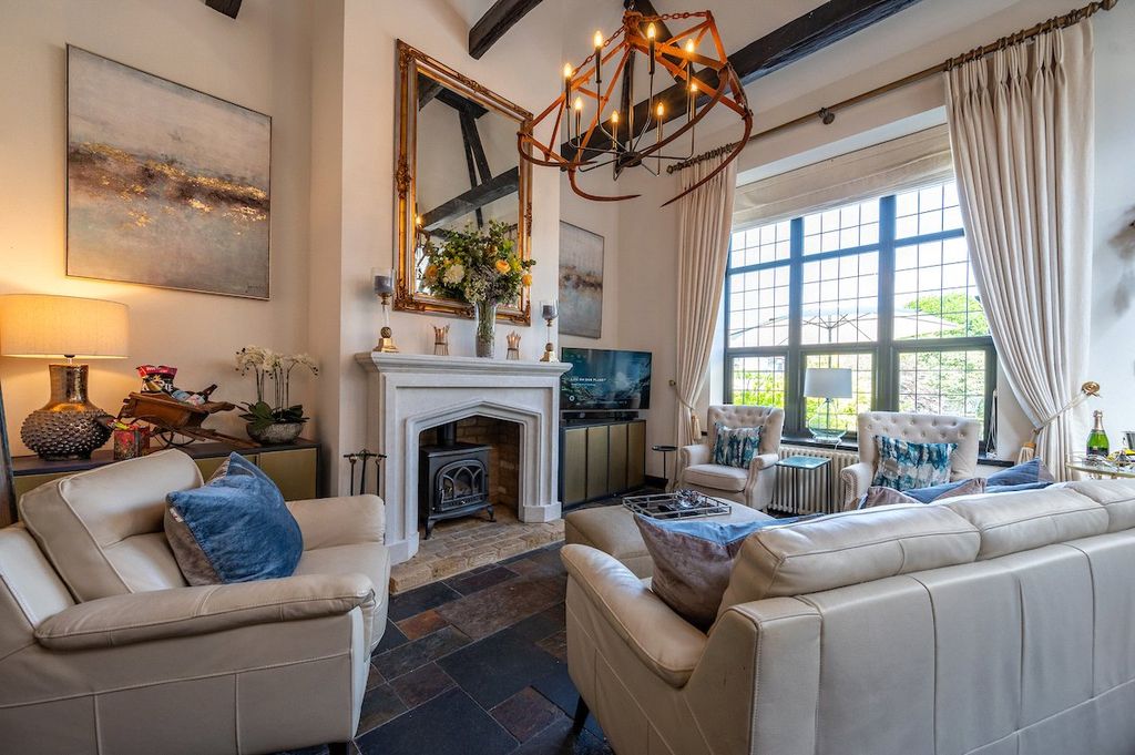 Property photo 2 of 35 Living Room