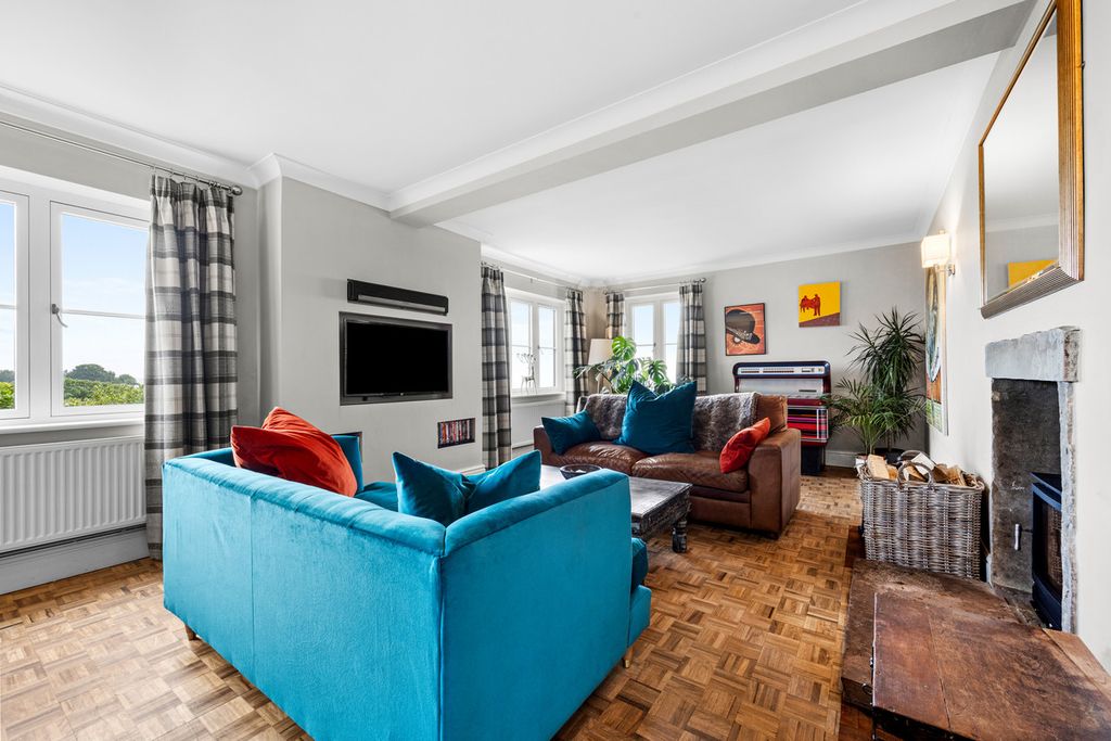 Property photo 3 of 49