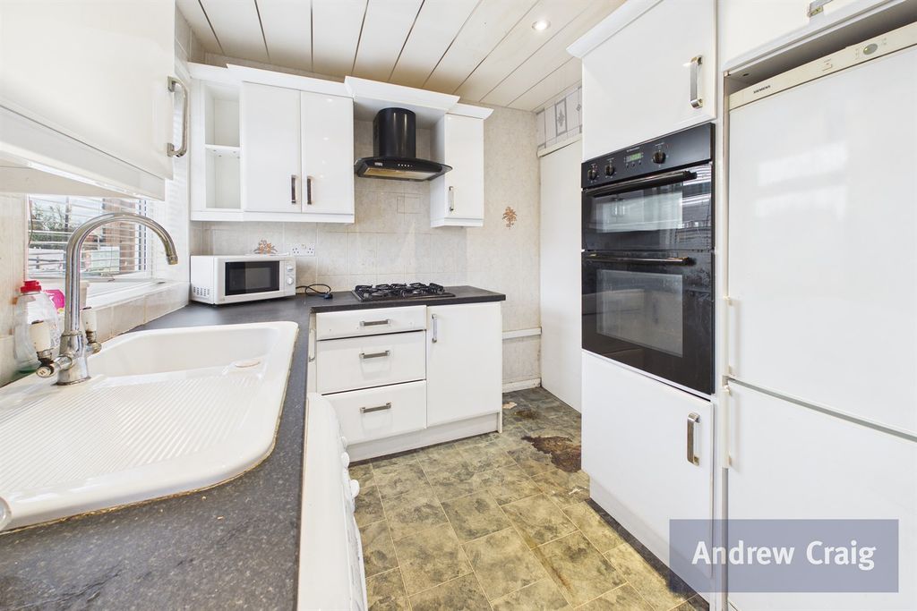 Property photo 3 of 10 Kitchen