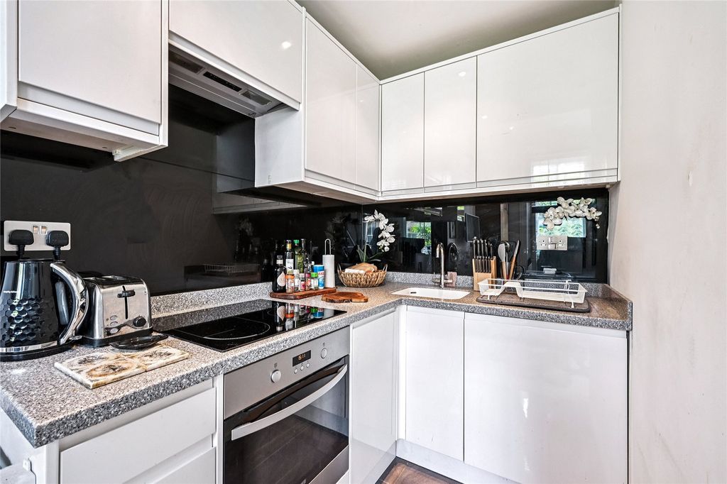 Property photo 3 of 10 Kitchen