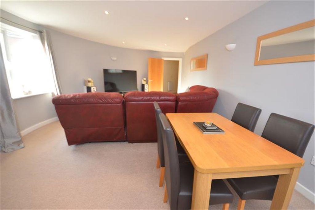 Property photo 2 of 12 (Main)