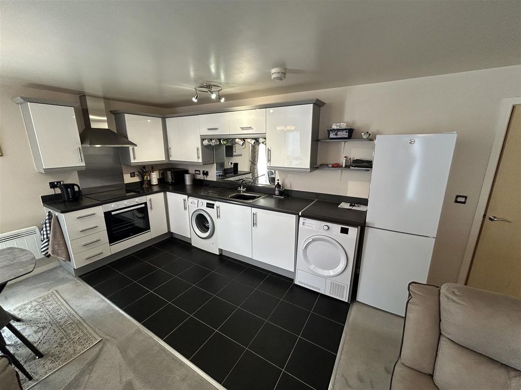 Property photo 3 of 10 Kitchen Area