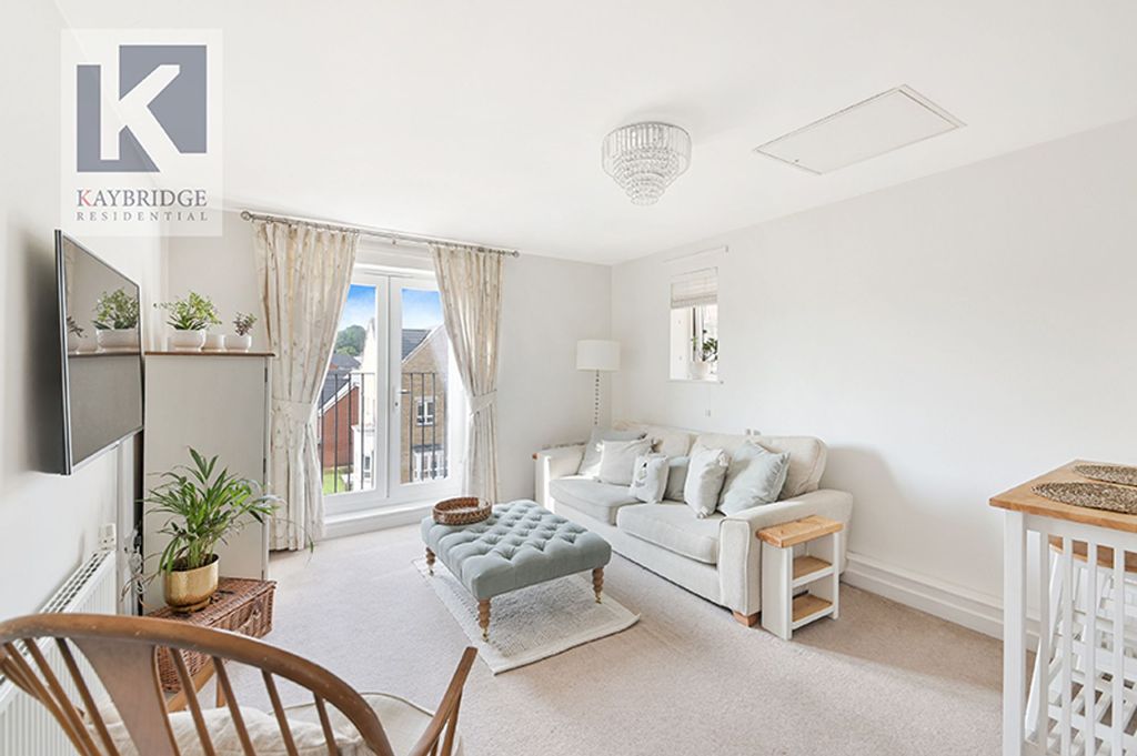 Property photo 3 of 11 Longland Place, Epsom
