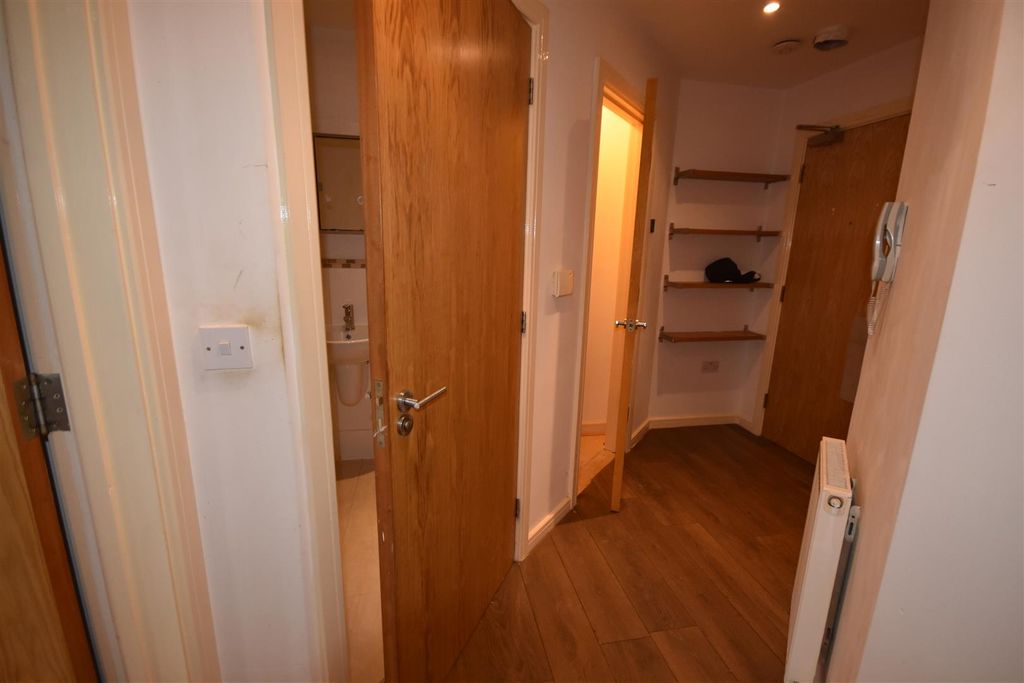 Property photo 3 of 11 Entrance Hallway