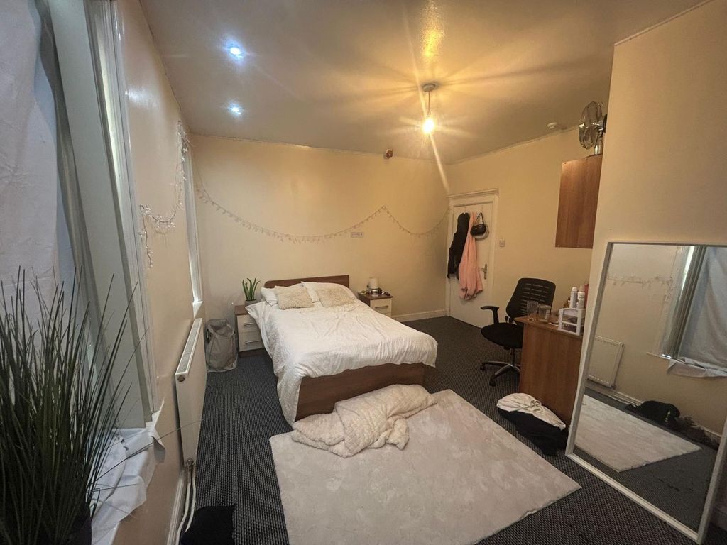 Property photo 3 of 29 A Spacious And Well-Maintained Master Bedroom Feat...