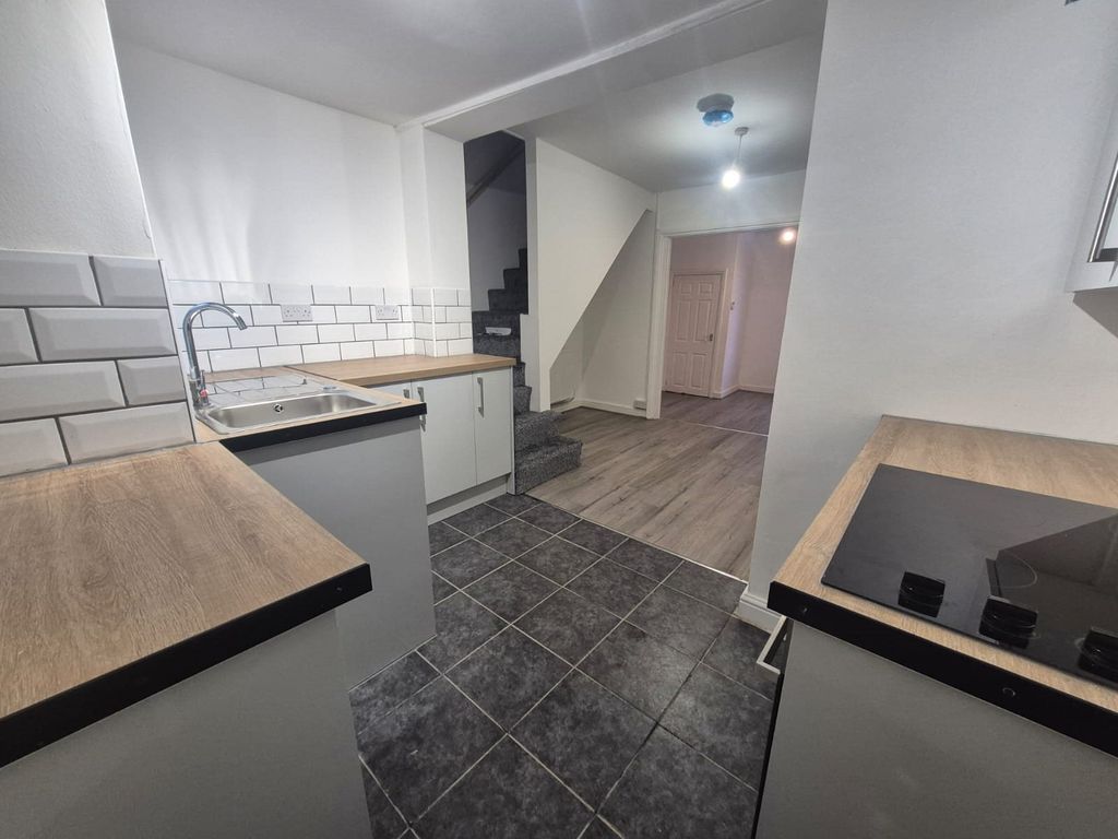 Property photo 3 of 11 Kitchen