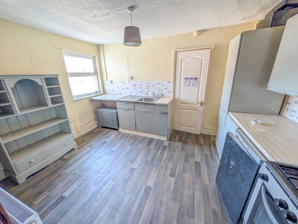 Property photo 3 of 10 Kitchen