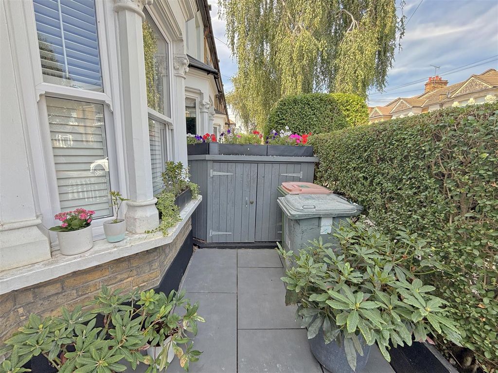 Property photo 2 of 25 Front Garden