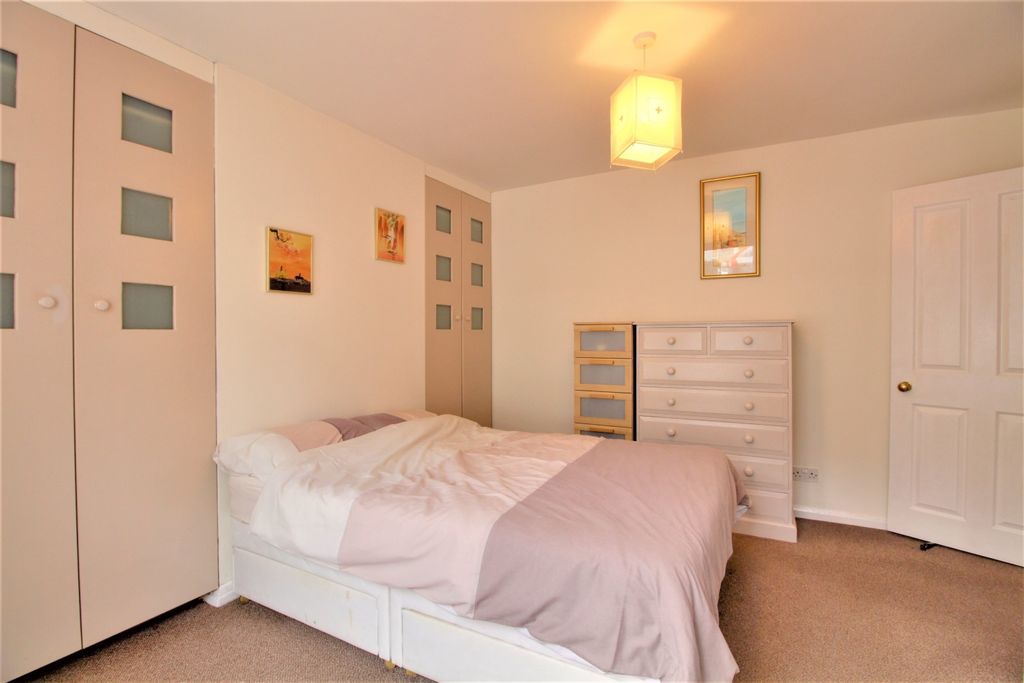 Property photo 3 of 11 Bedroom2