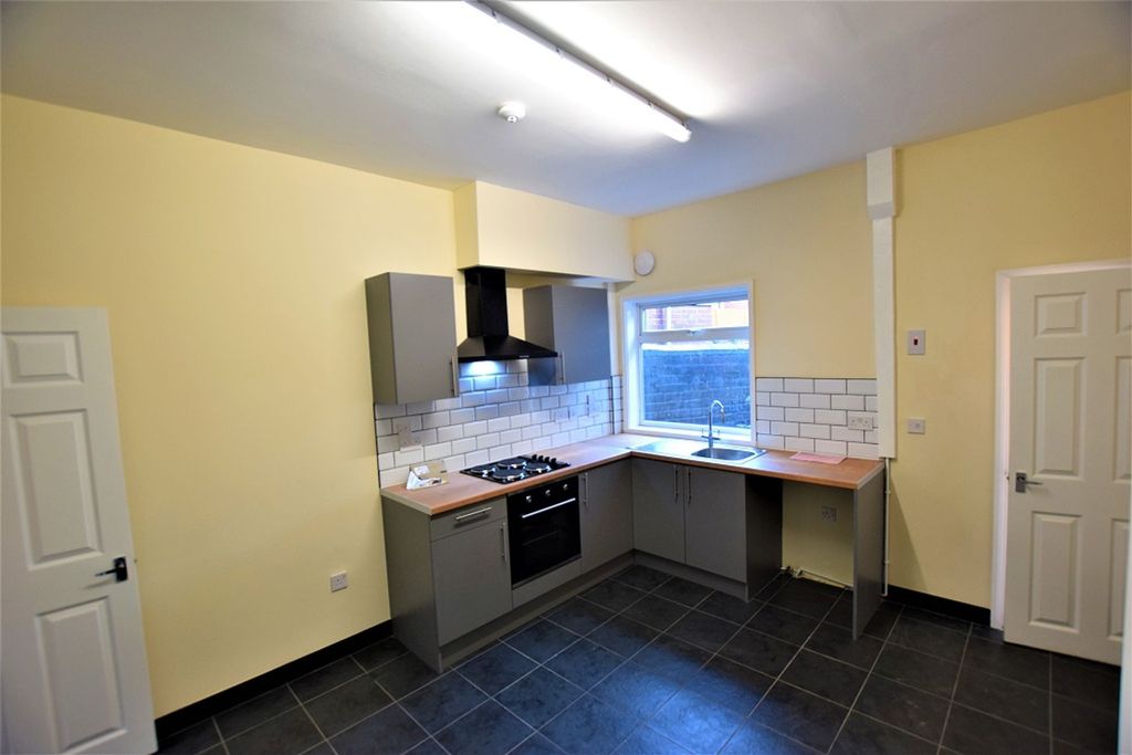 Property photo 3 of 7 Kitchen