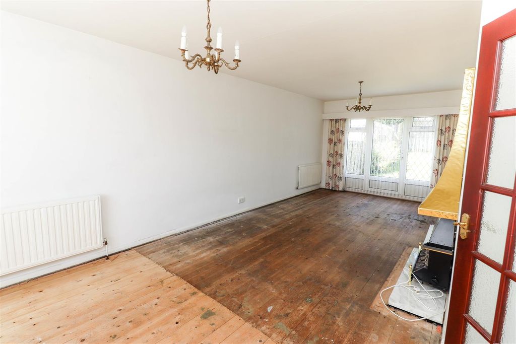 Property photo 2 of 15 Gresley Road (5).Jpg