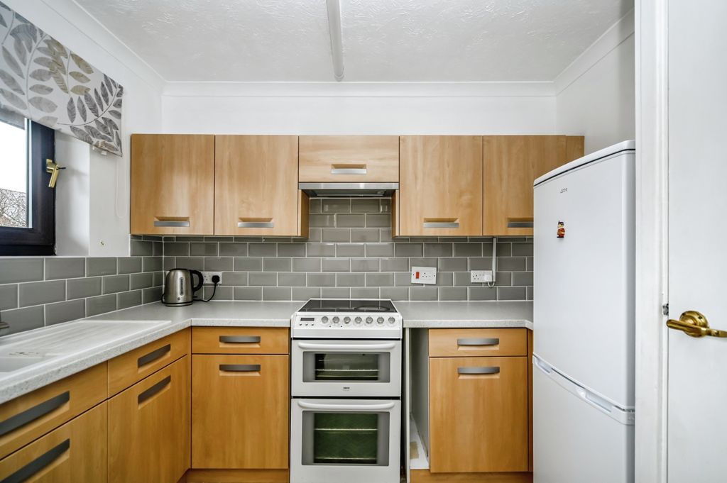 Property photo 3 of 9 Kitchen