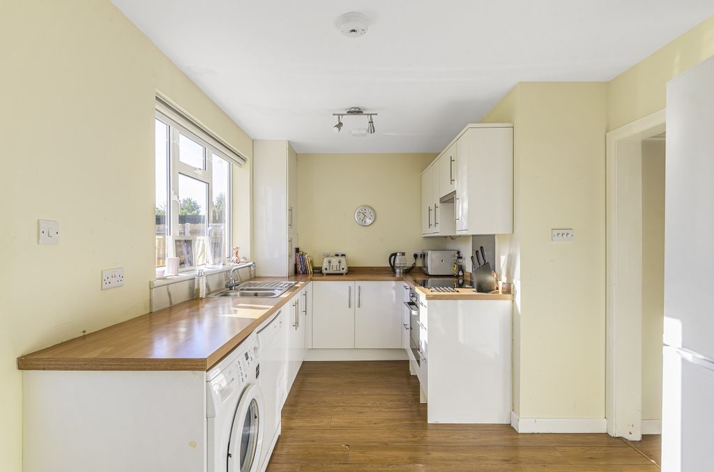 Property photo 3 of 17 Kitchen