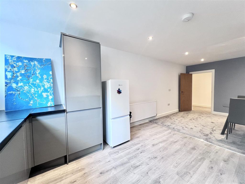 Property photo 3 of 11 Kitchen