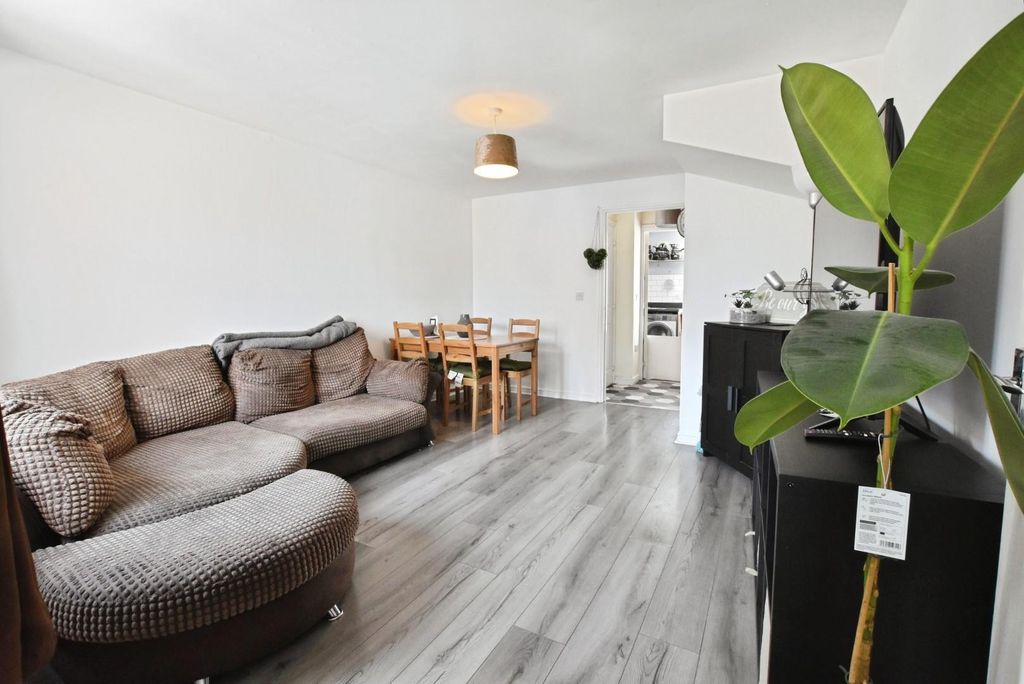 Property photo 2 of 15 Lounge