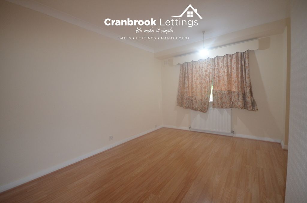 Property photo 1 of 6 Two-Bedroom Ground Floor Maisonette On Eastern Avenue, Ilford