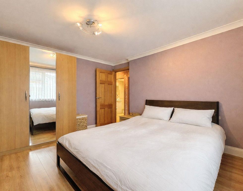 Property photo 3 of 8 Alhallows Rd, E6 For Sale By Barrain London Estate