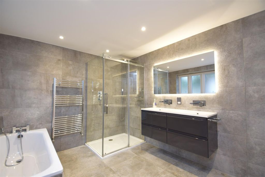 Property photo 3 of 11 Ensuite