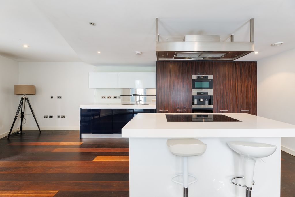 Property photo 3 of 11 Moore House 120 (...