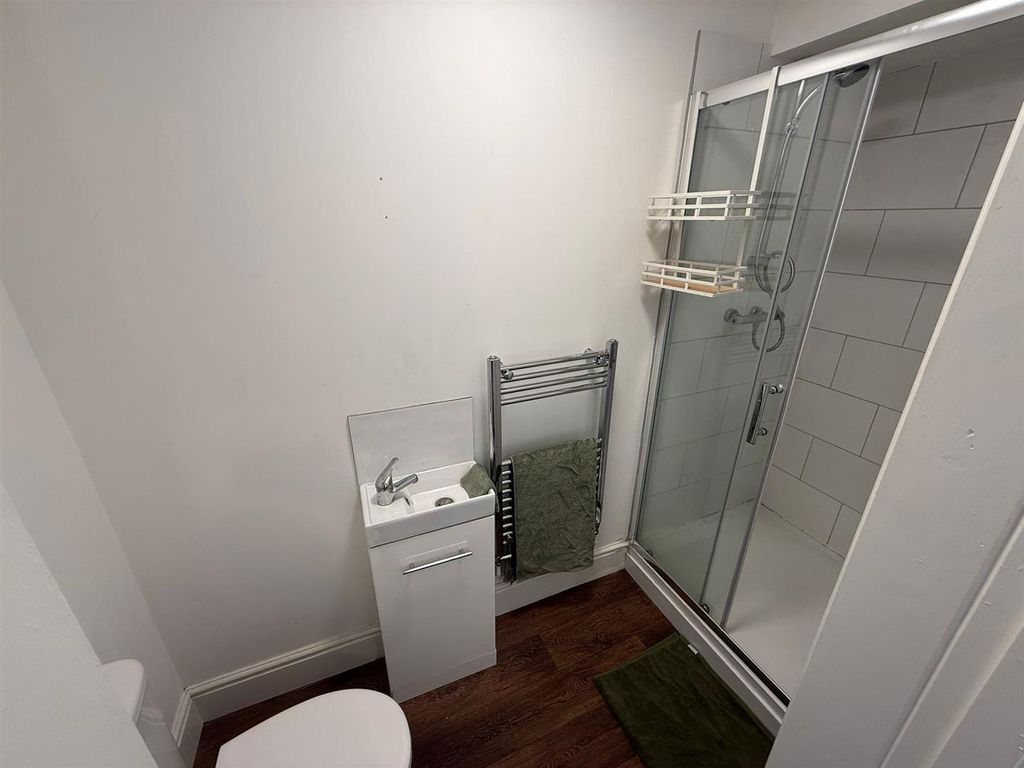 Property photo 3 of 5 Rm 6 21 Bathroom.Jpeg