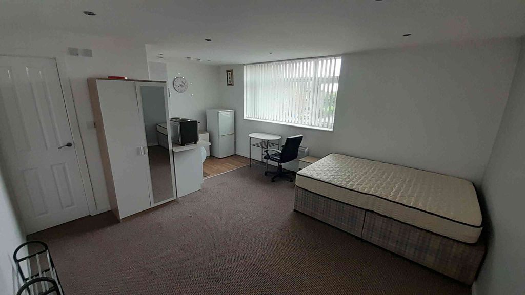 Property photo 1 of 4 10 West Street, Flat 4