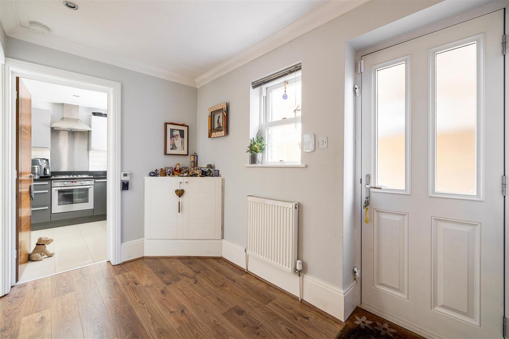 Property photo 2 of 25 Hermon Hill, E11