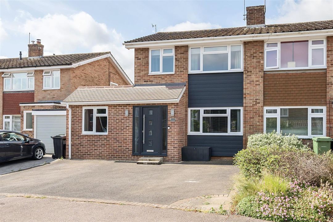 4 bed semidetached house for sale in Lewis Court Drive, Boughton