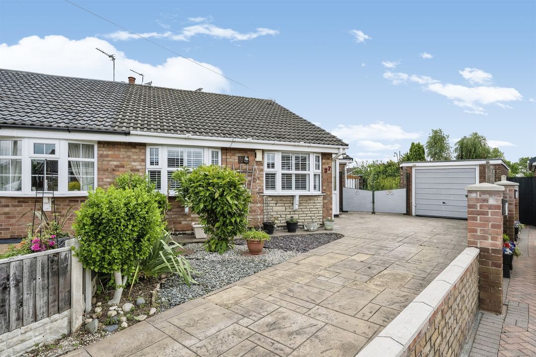 3 bed semidetached bungalow for sale in Hallcroft Drive, Armthorpe