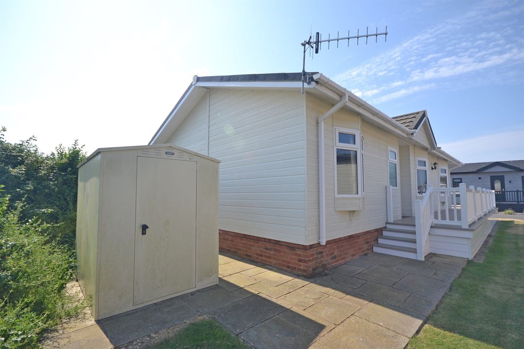 2 bed mobile/park home for sale in 17 Pebble Beach Park, Warners Lane