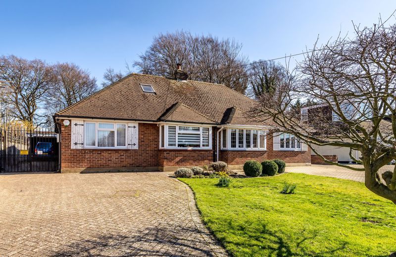 3 bed semidetached bungalow for sale in Woodlands Road, Chelsfield
