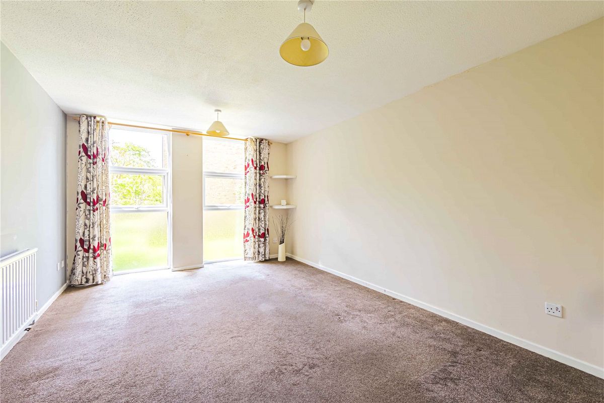 2 bed flat for sale in Lincoln Court, Berkhamsted, Hertfordshire HP4