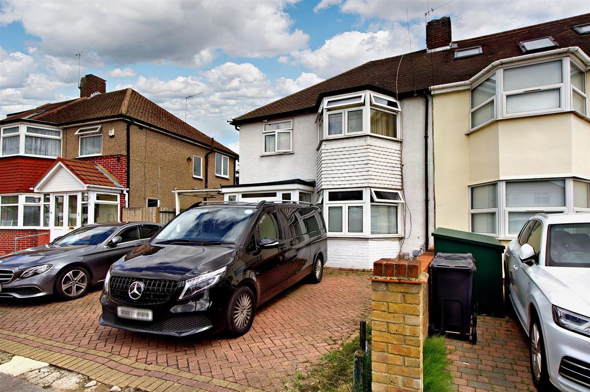 3 bed semidetached house for sale in Cheriton Avenue, Clayhall, Ilford