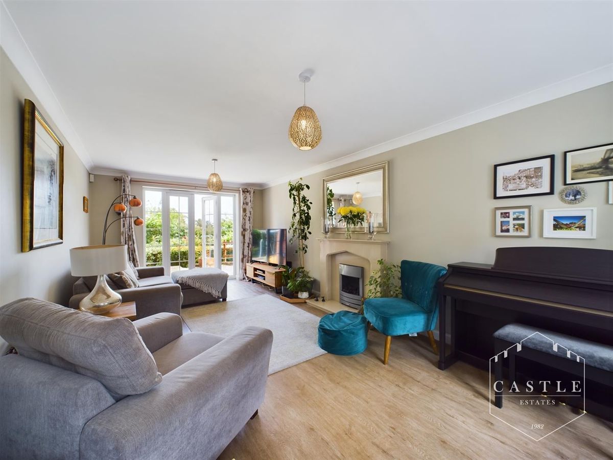 5 bed detached house for sale in Bradgate Gardens, Hinckley LE10 Zoopla