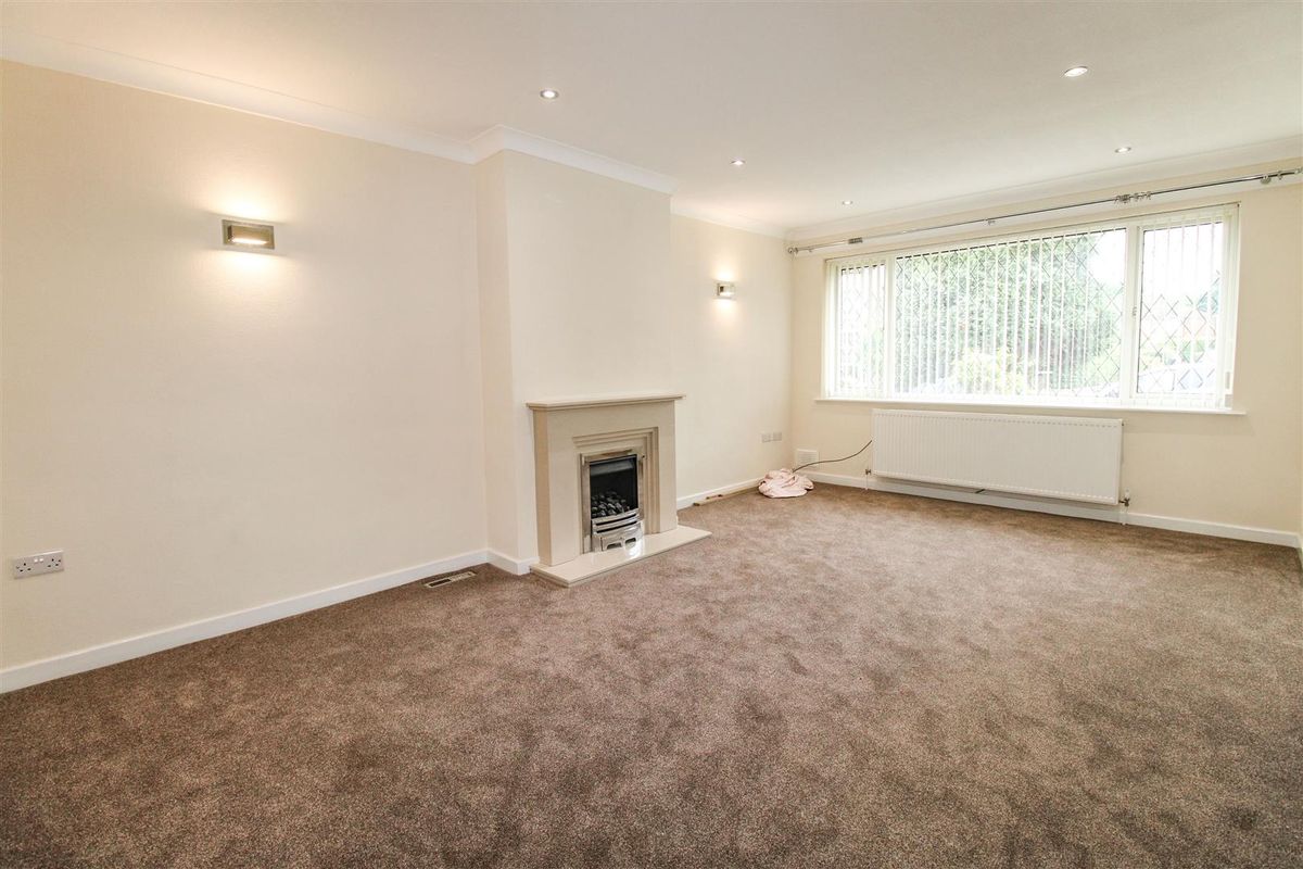 3 bed semidetached bungalow to rent in Hollingwood Lane, Bradford BD7