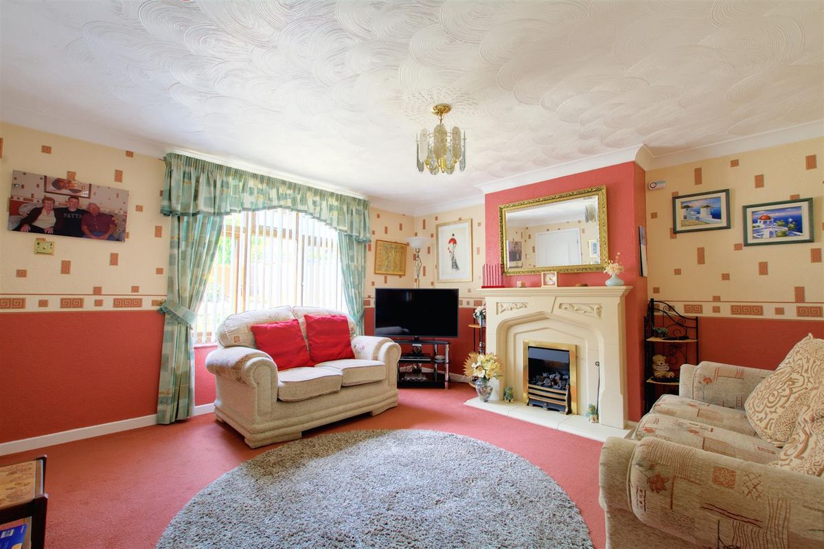 3 bed semidetached house for sale in Mosswood Crescent, Arnold