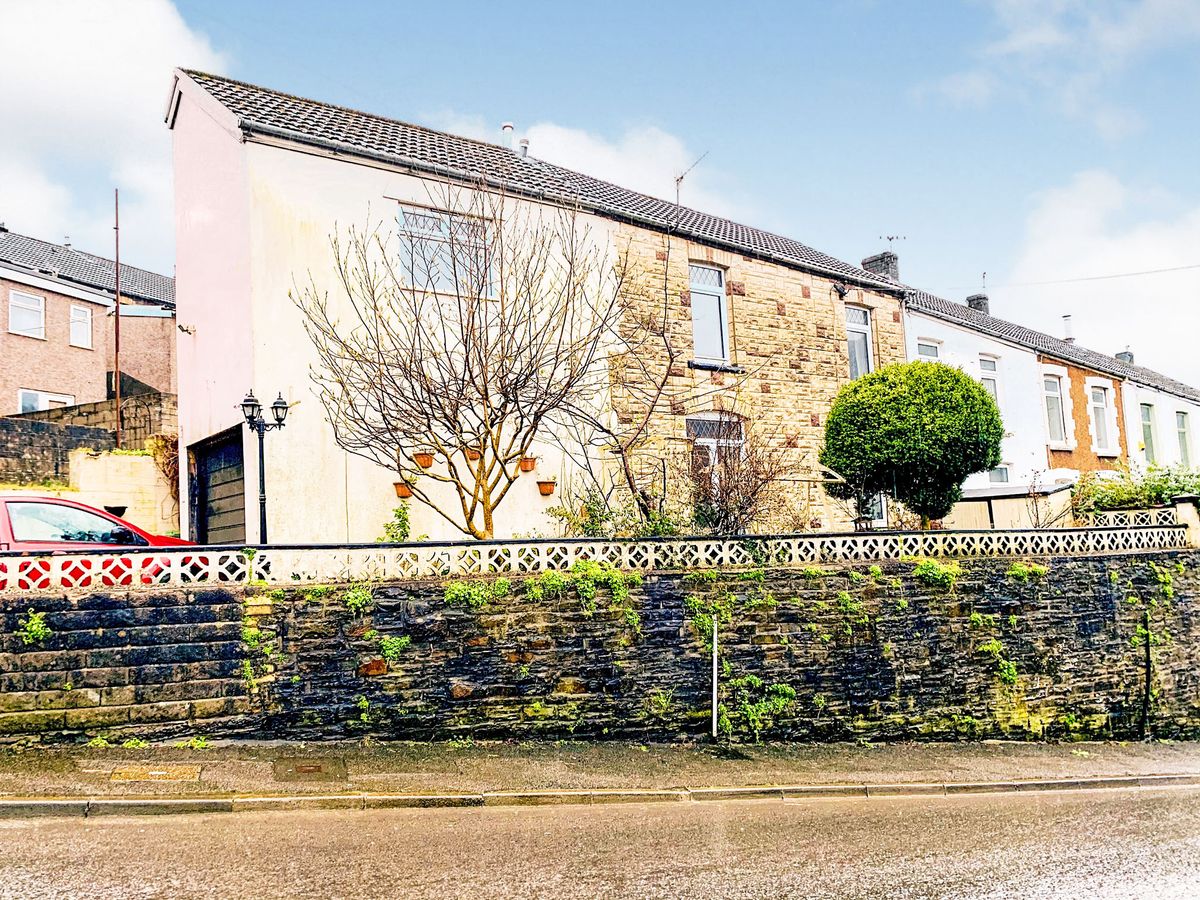 4 bed end terrace house for sale in Maesycoed Road, Pontypridd CF37