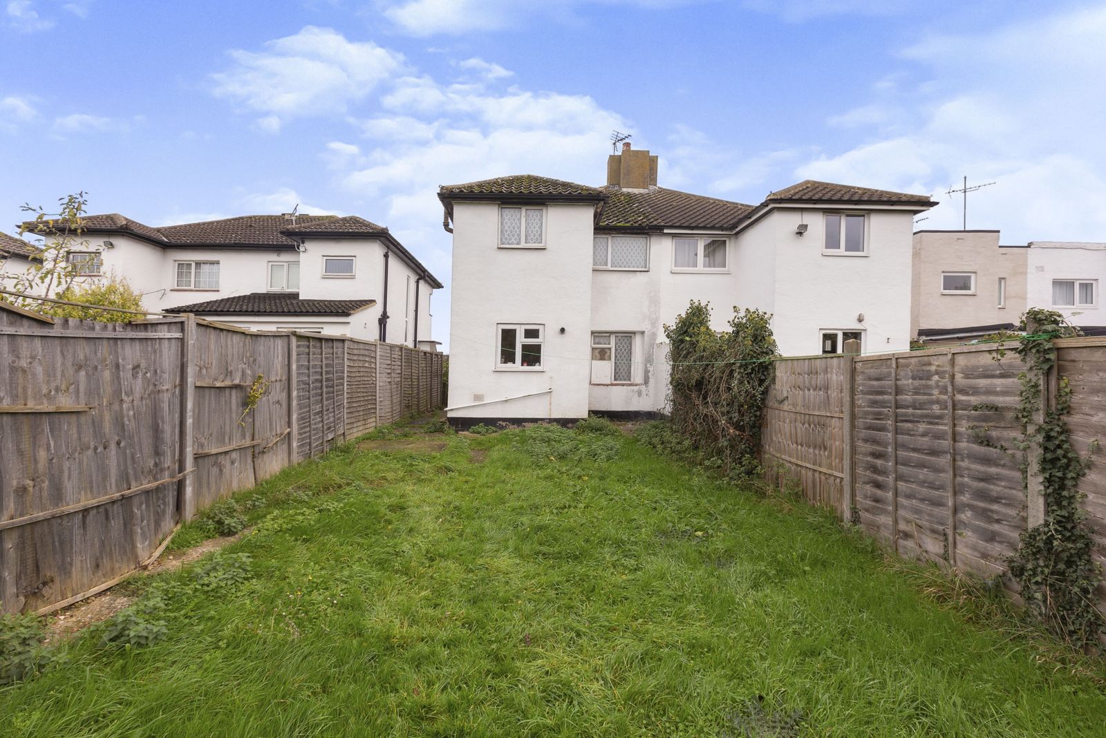 3 bed semidetached house for sale in Stonehaven Road, Aylesbury HP19