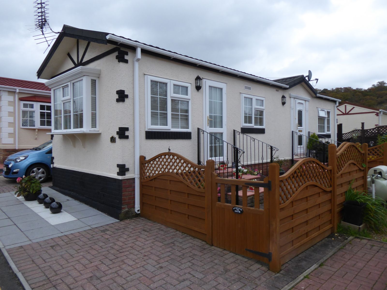 2 bed mobile/park home for sale in Woodbine Close Park, Waltham Abbey