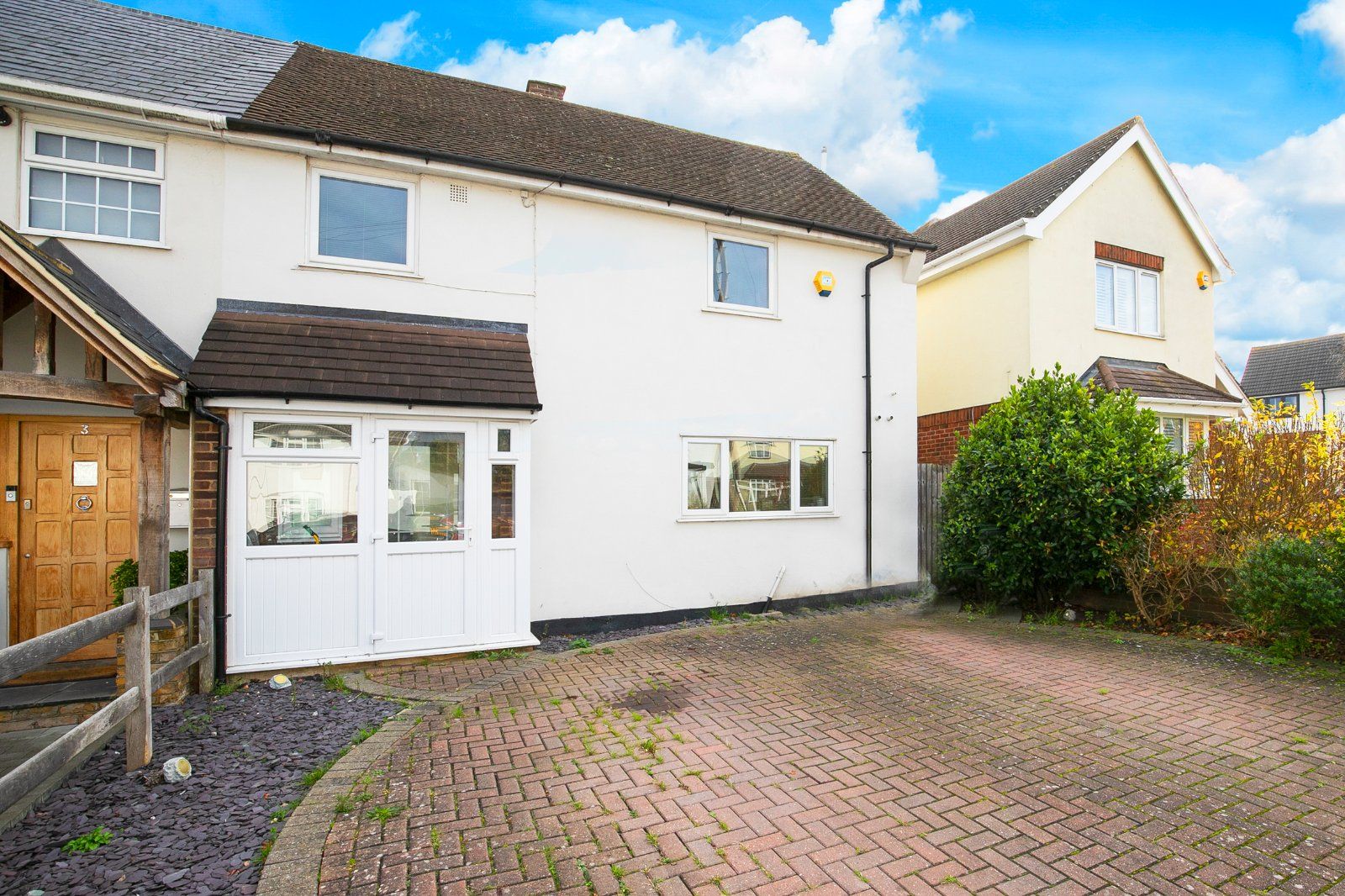 3 bed semidetached house for sale in Coopers Close, Chigwell, Essex
